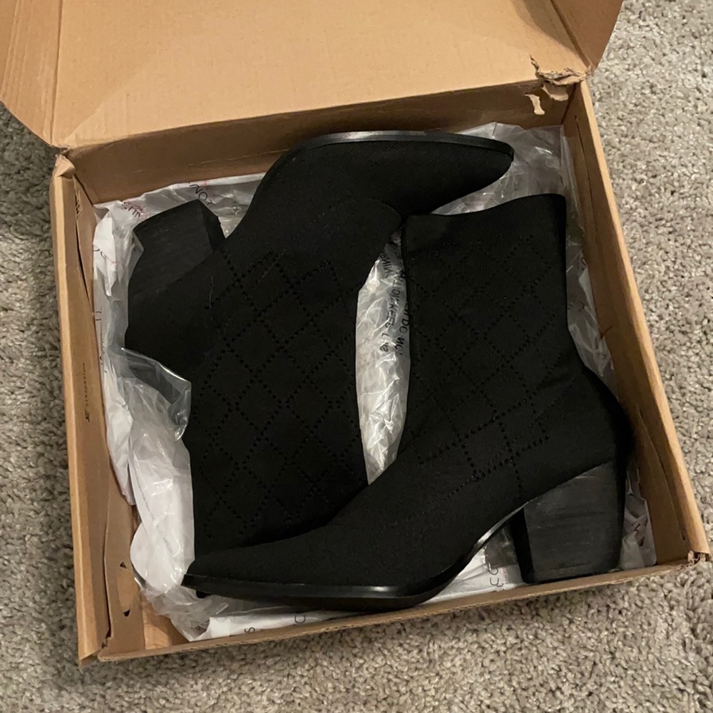 Coconuts by Matisse sock booties -black